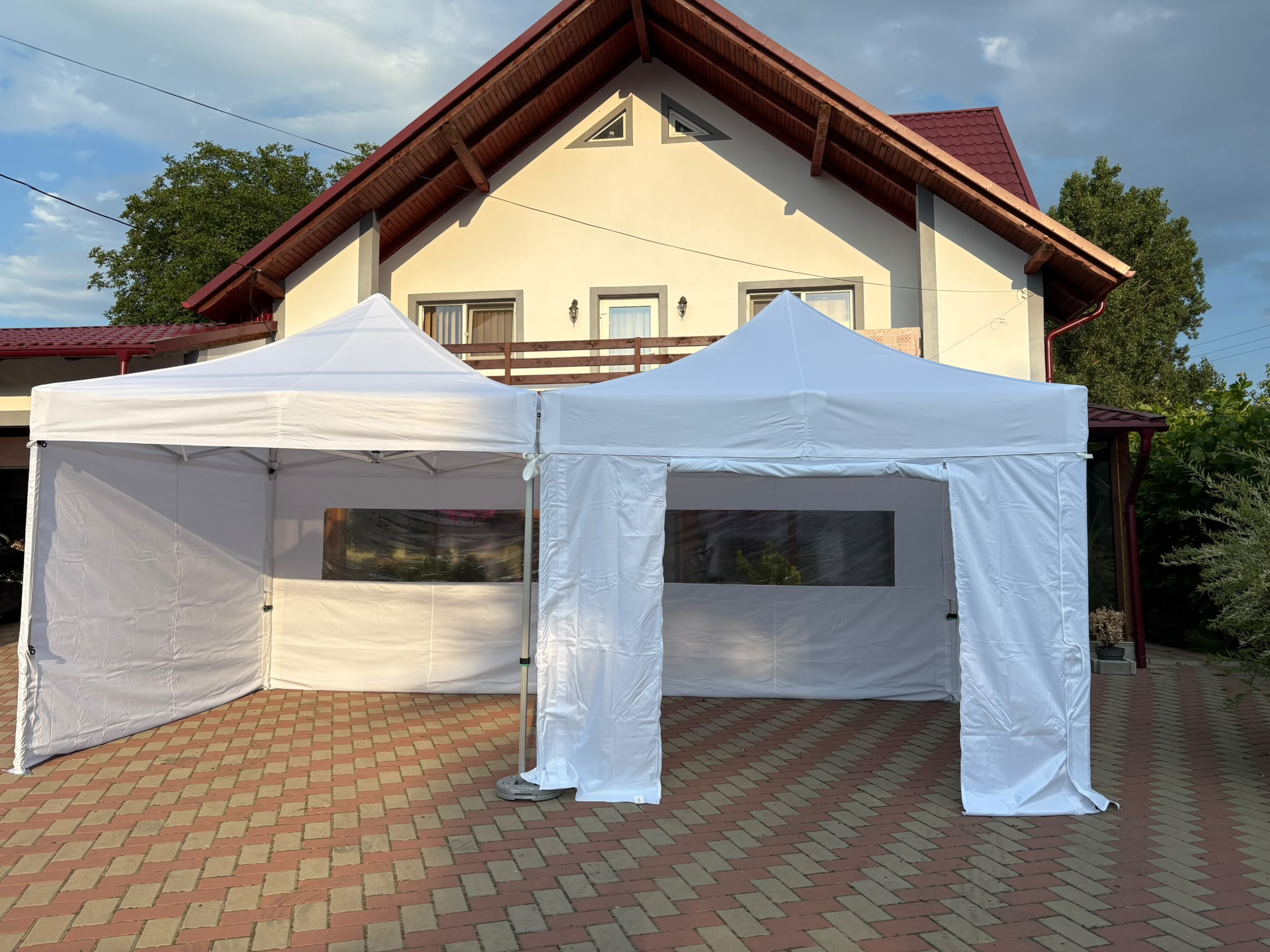 Cort alb închis parțial cu perete lateral