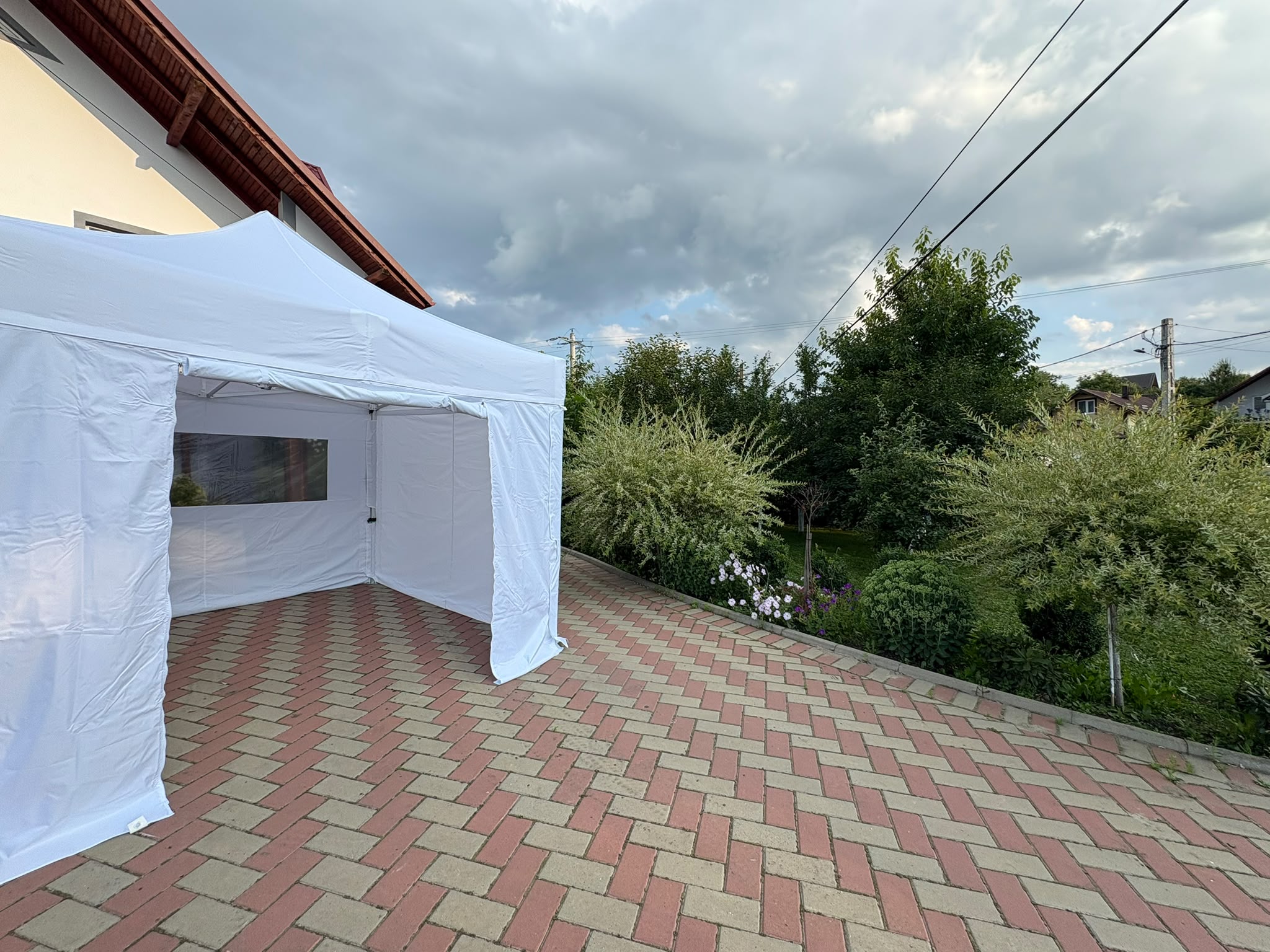 Cort alb montat cu laterală și fereastră transparentă