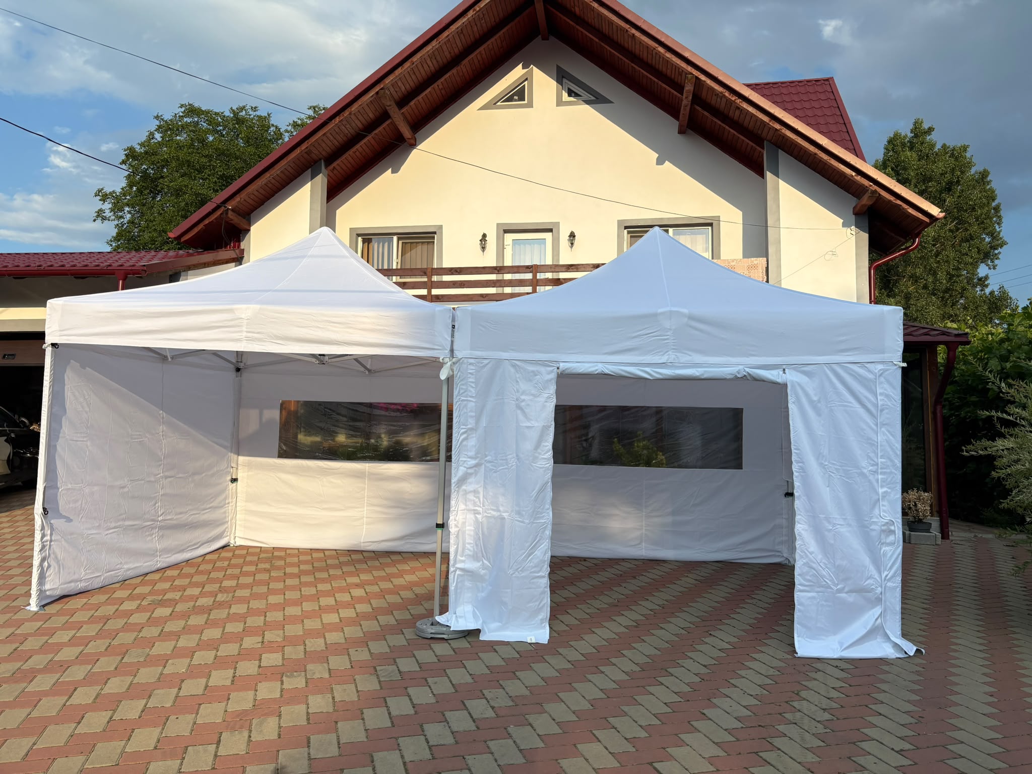 Cort alb cu pereți laterali și ferestre
