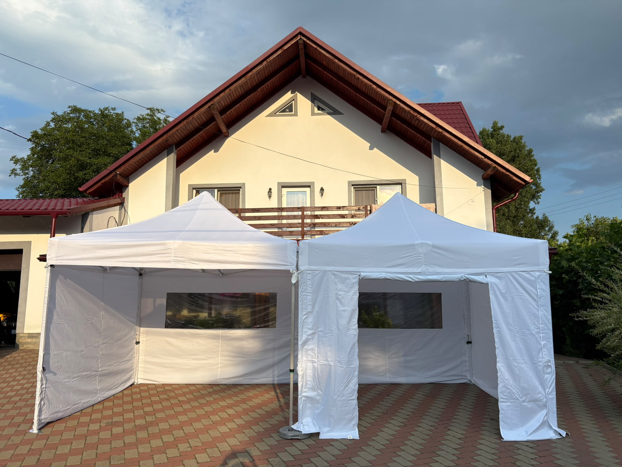 Corturi albe cu pereți laterali și ferestre